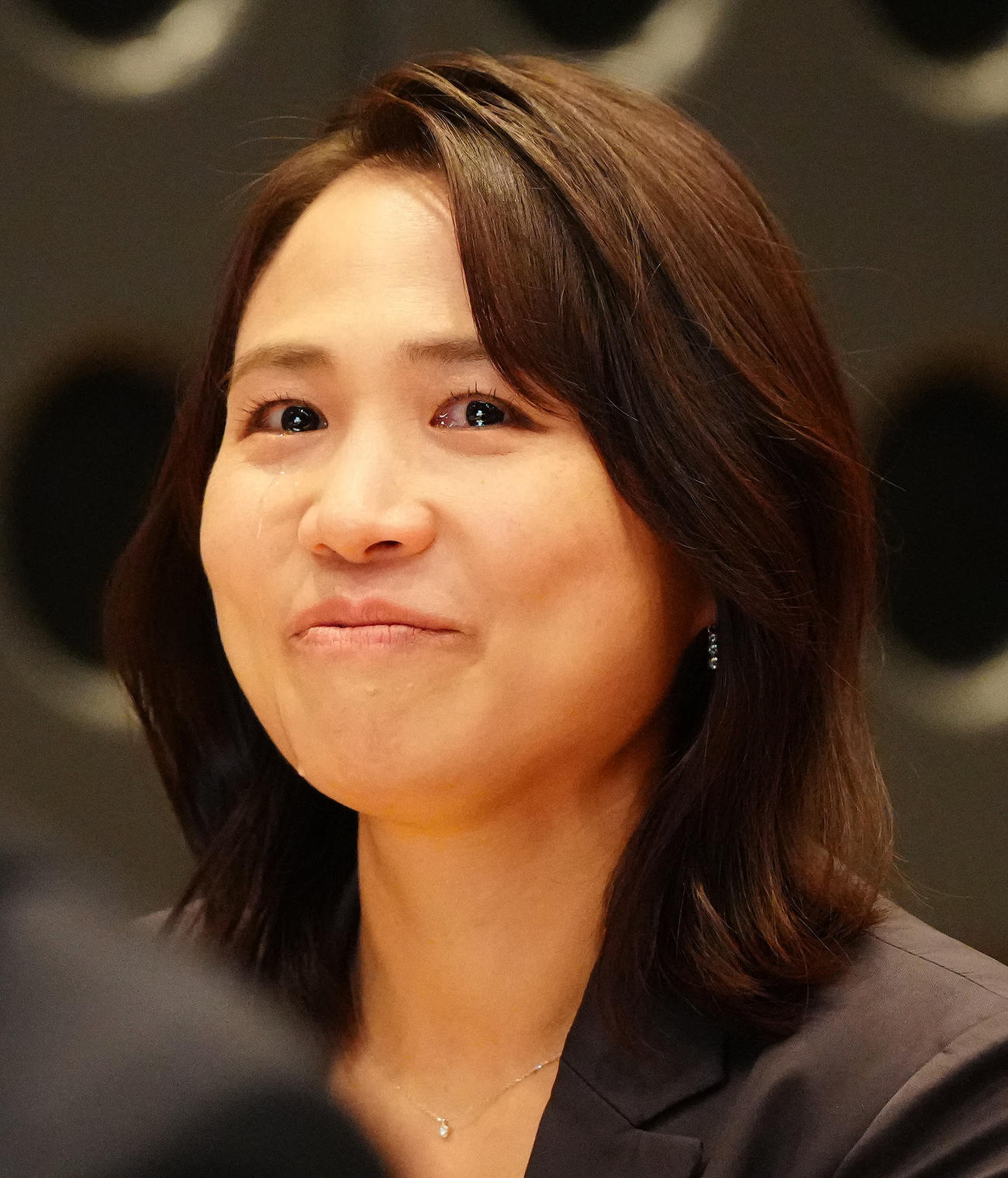 引退会見を行う石川さんに質問し、涙を流す平野さん（撮影・江口和貴）