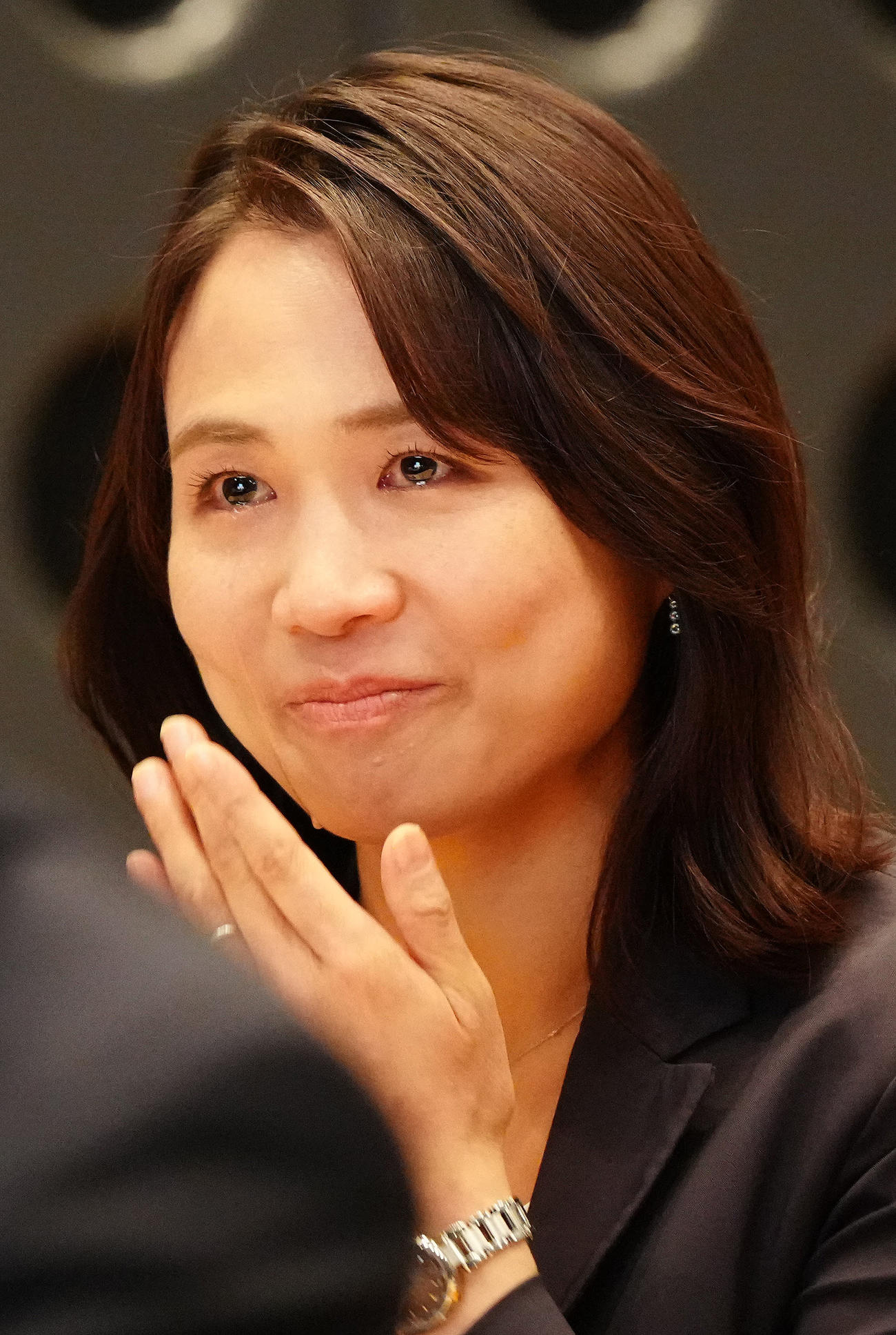 引退会見を行う石川さんに質問し、涙を流す平野さん（撮影・江口和貴）
