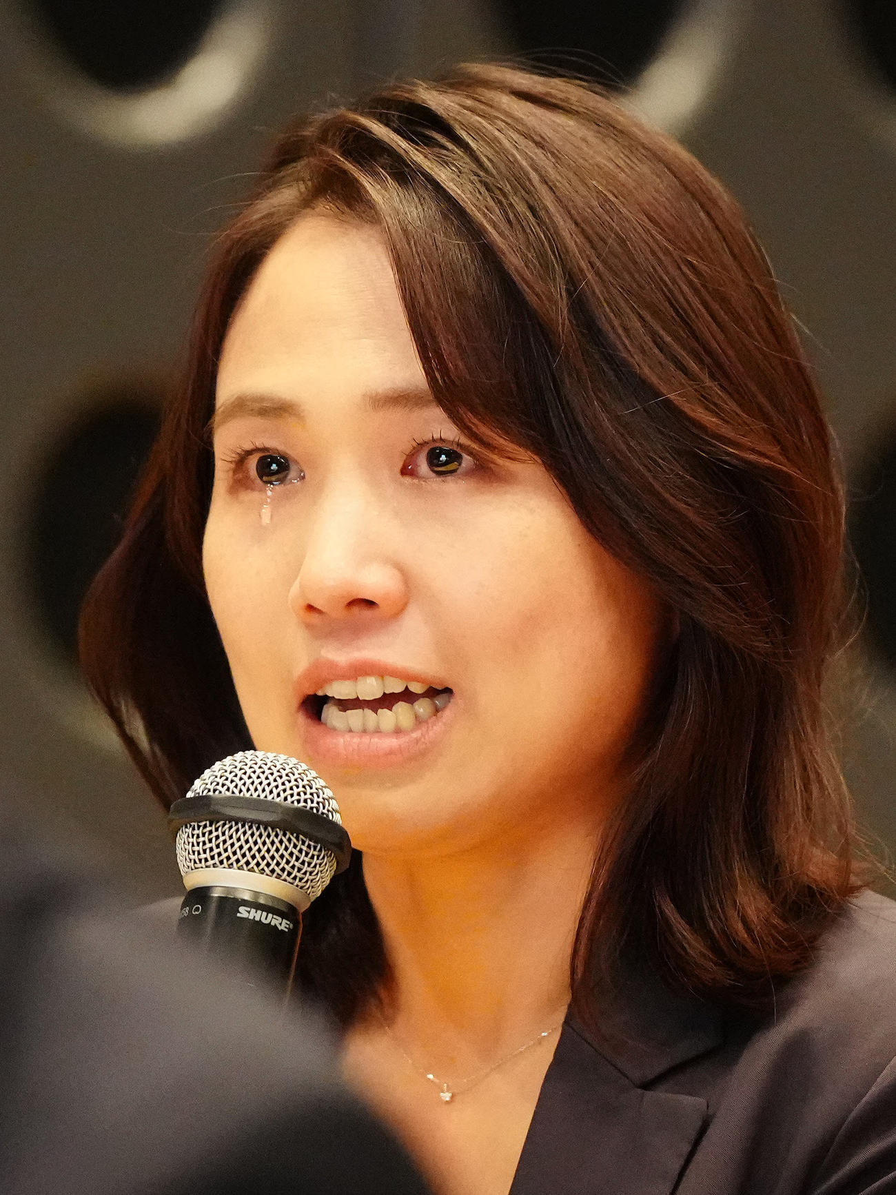 引退会見を行う石川さんに質問し、涙を流す平野さん（撮影・江口和貴）
