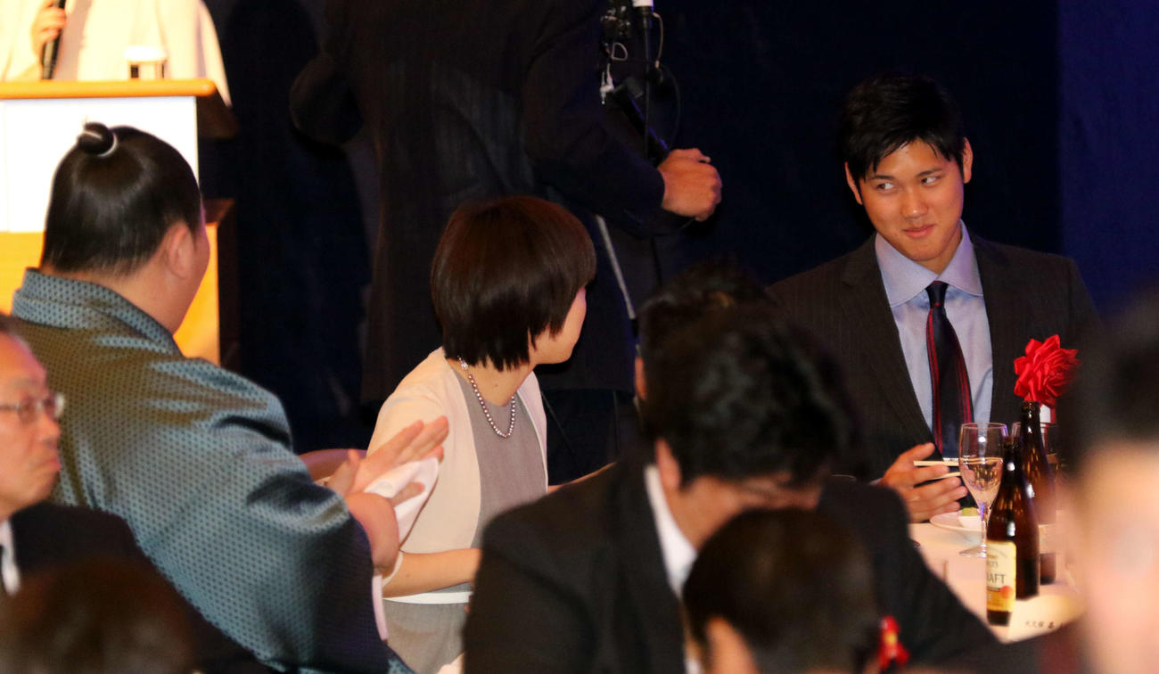 14年12月、日本ハム大谷翔平（右）と歓談する石川佳純（中央）。左は逸ノ城