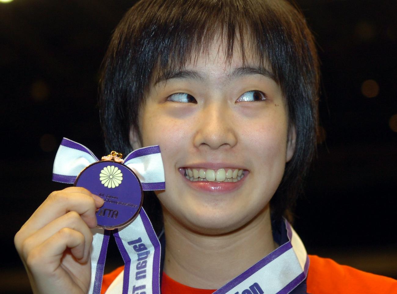 07年1月、卓球全日本選手権・女子シングルスで史上最年少ベスト4入りを果たし、メダルを手に笑顔