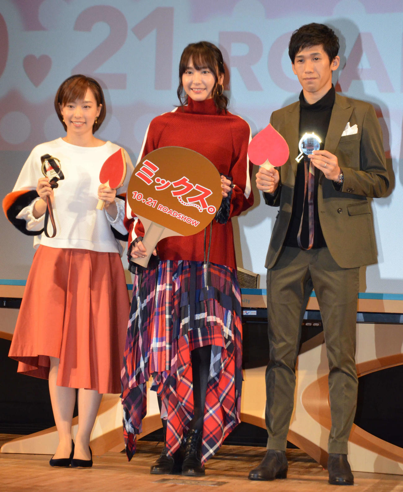 17年10月、映画「ミックス。」の試写会に登壇した、左から石川佳純、新垣結衣、吉村真晴