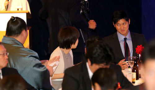 14年12月、日本ハム大谷翔平(右)と歓談する石川佳純(中央)。左は逸ノ城