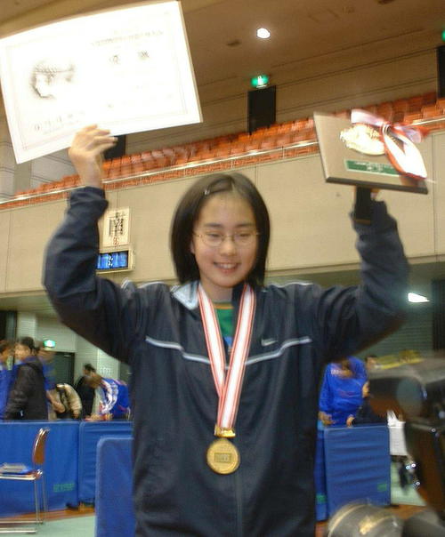 05年2月、初の全国タイトルを手にしてガッツポーズの石川佳純