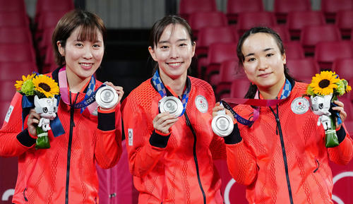 21年8月、東京五輪・卓球女子団体で獲得した銀メダルを手にする、左から平野美宇、石川佳純、伊藤美誠
