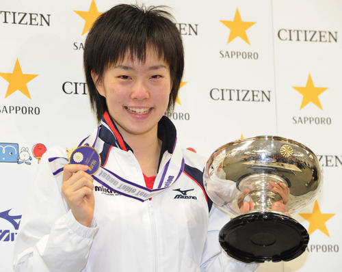 11年1月、全日本選手権初優勝を飾り皇后杯を手に笑顔の石川佳純