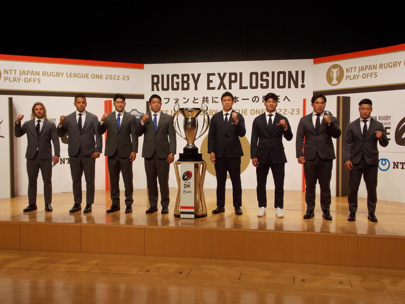 4月24日のリーグワンのプレーオフに向けた会見でポーズを決める、右から東京SG斎藤、堀越、東京ベイ木田、立川、埼玉の坂手、松田、横浜の梶村、デクラーク
