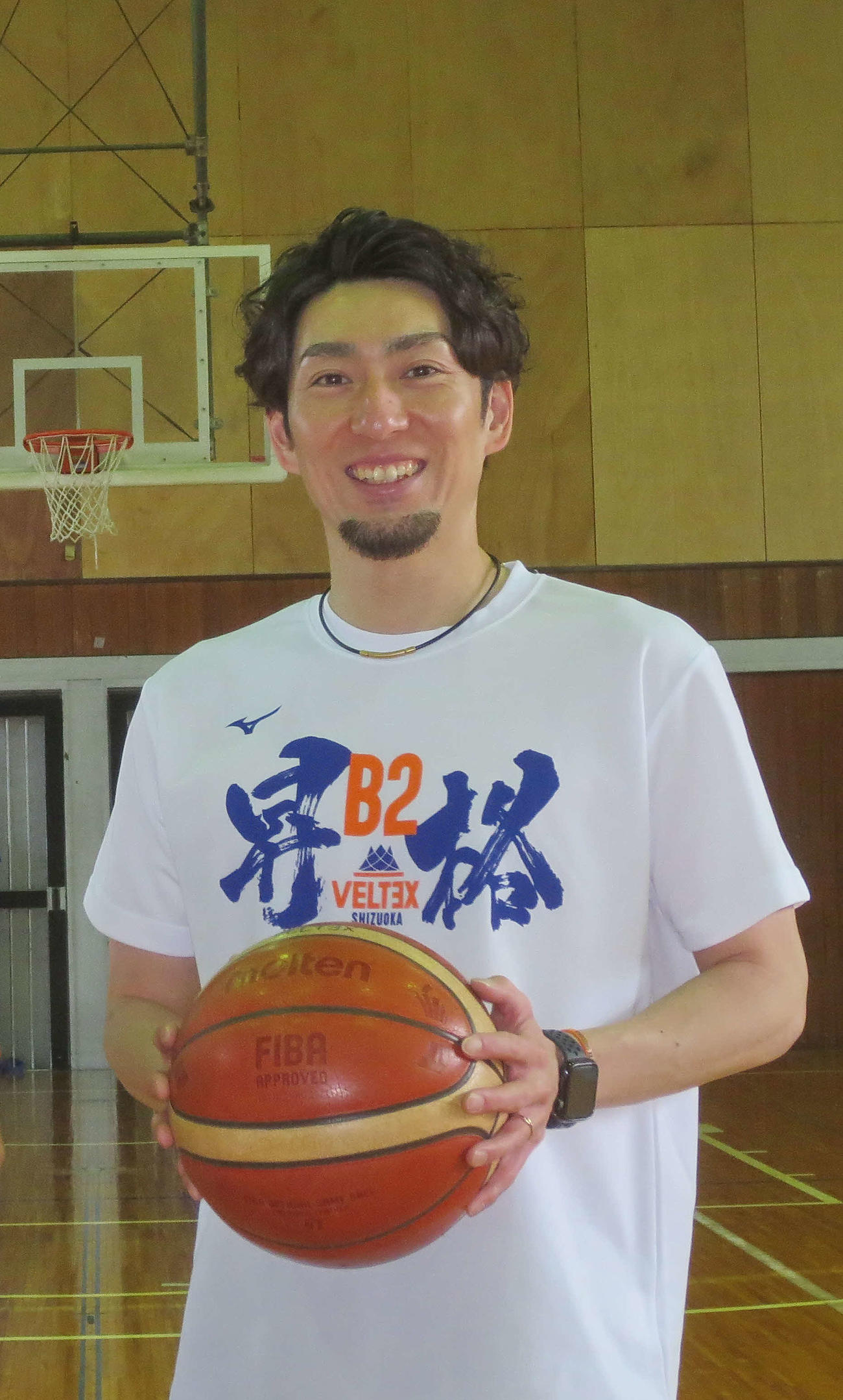 ボールを手に笑顔を見せるベルテックス静岡の大石