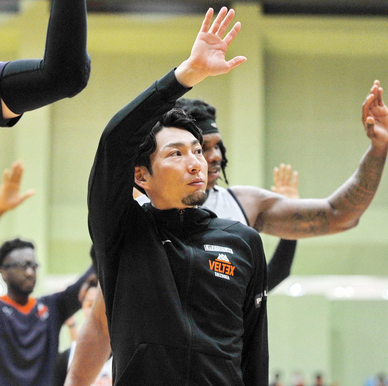 試合後、ブースターの声援に応えるベルテックス静岡PG大石　2023／5／1＝埼玉・浦和駒場体育館　　　