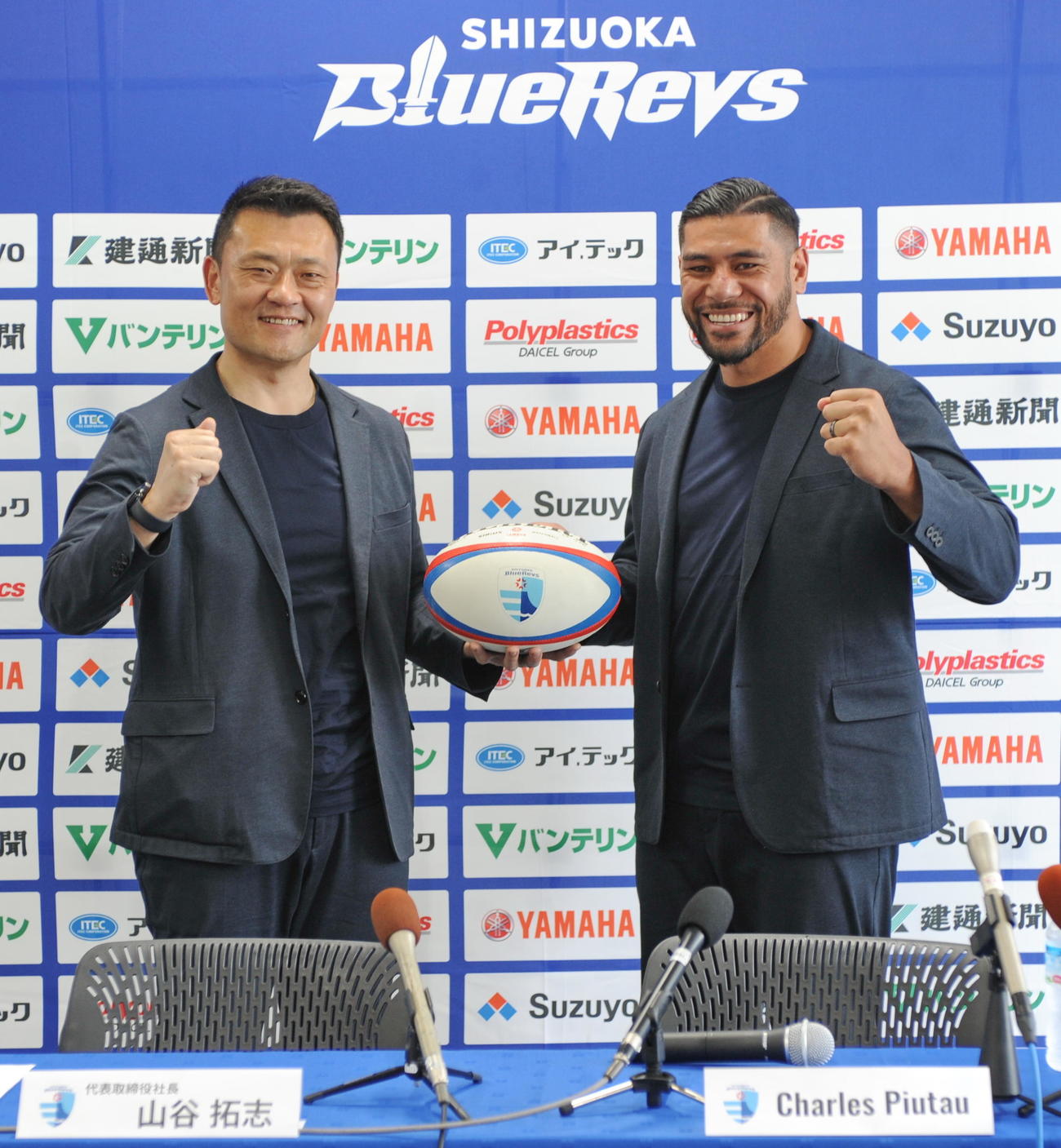 会見を終えて記念撮影に納まるFBチャールズ・ピウタウ（右）と山谷社長　