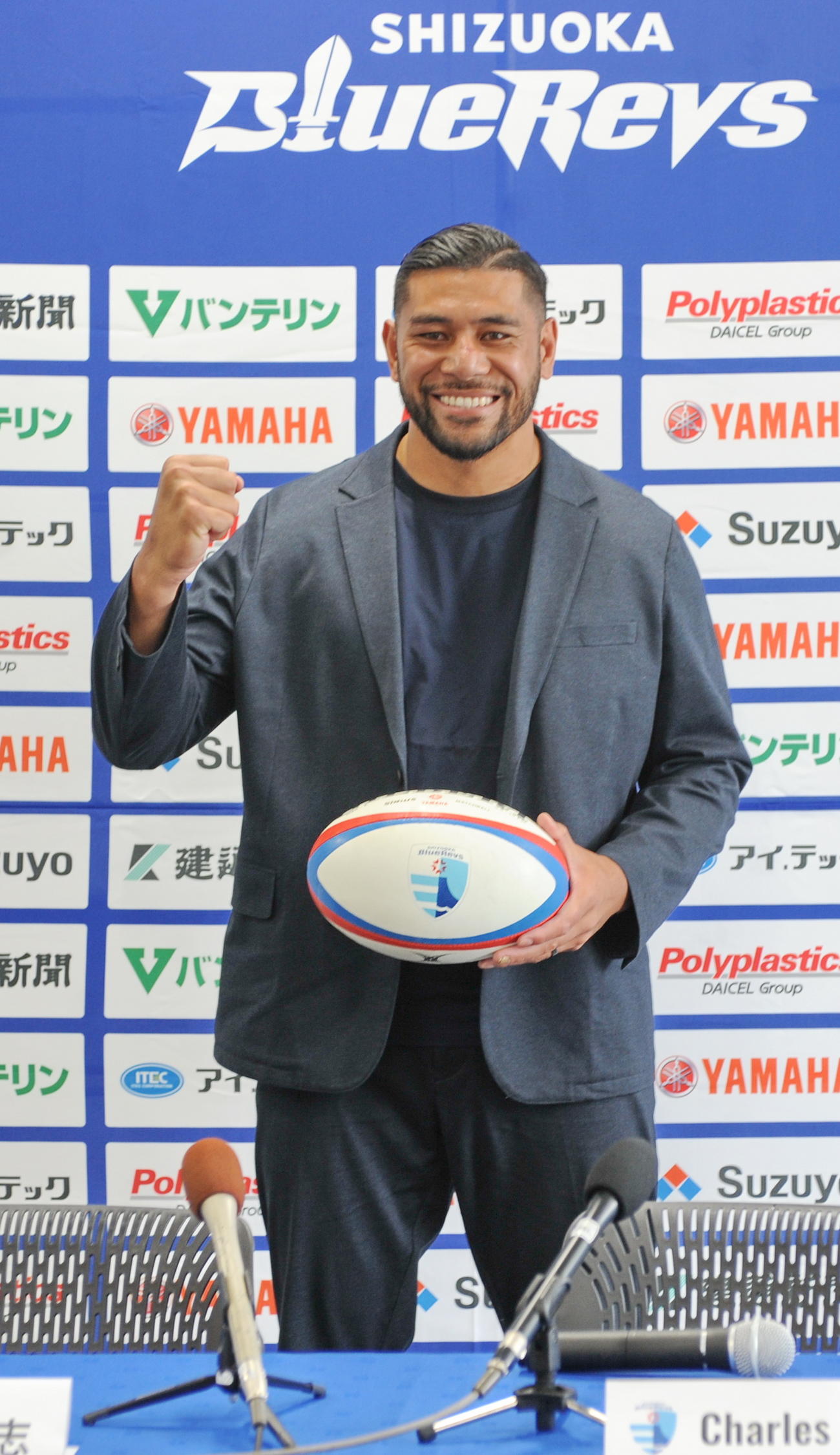 笑顔でポーズを決めるFBチャールズ・ピウタウ