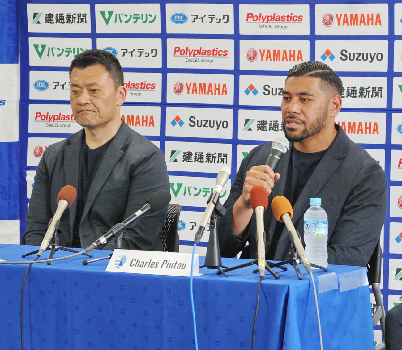 会見で意気込みを語るFBチャールズ・ピウタウ（右）。左は山谷社長　