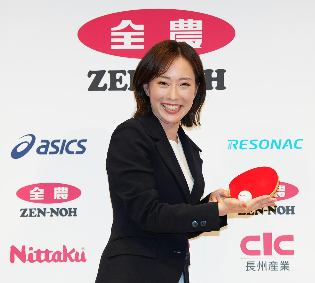 引退会見後、ラケットとボールを手に笑顔を見せる石川さん（撮影・江口和貴）