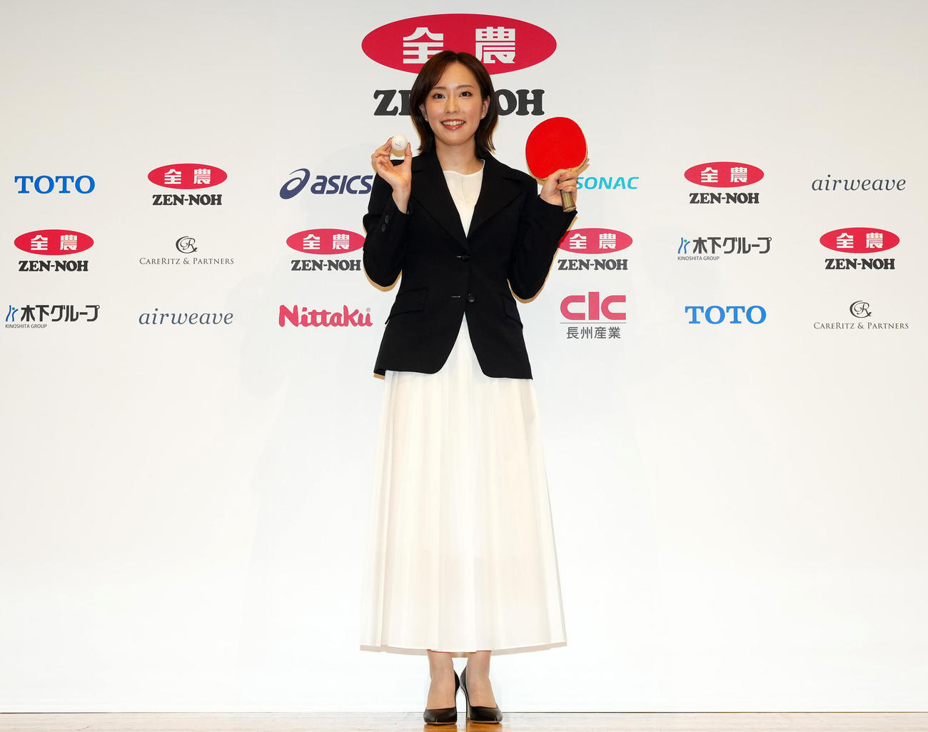 引退会見後、ラケットとボールを手にする石川さん（撮影・江口和貴）