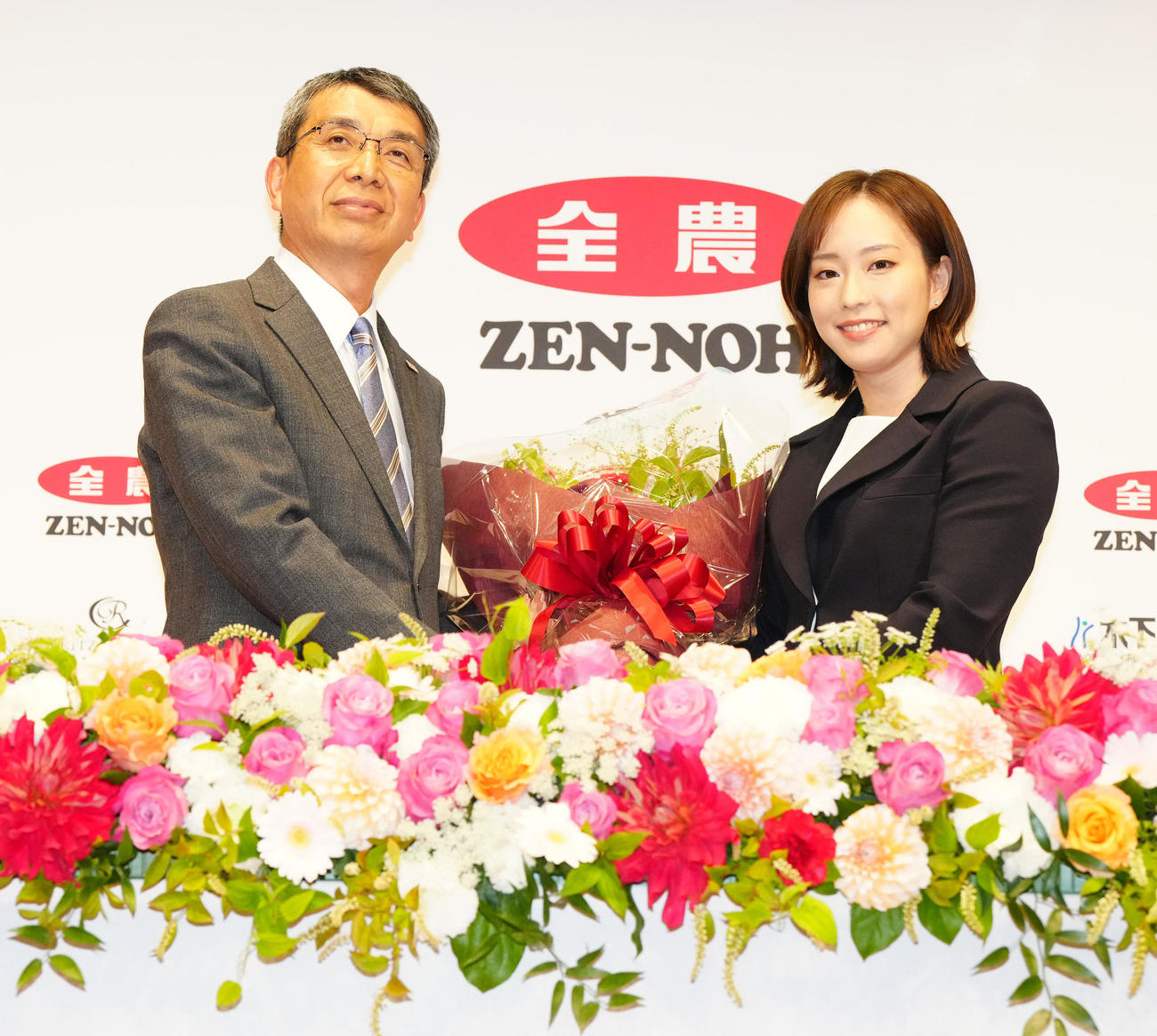 引退会見で全農野口代表理事理事長（左）から花束を受け取った石川さん（撮影・江口和貴）
