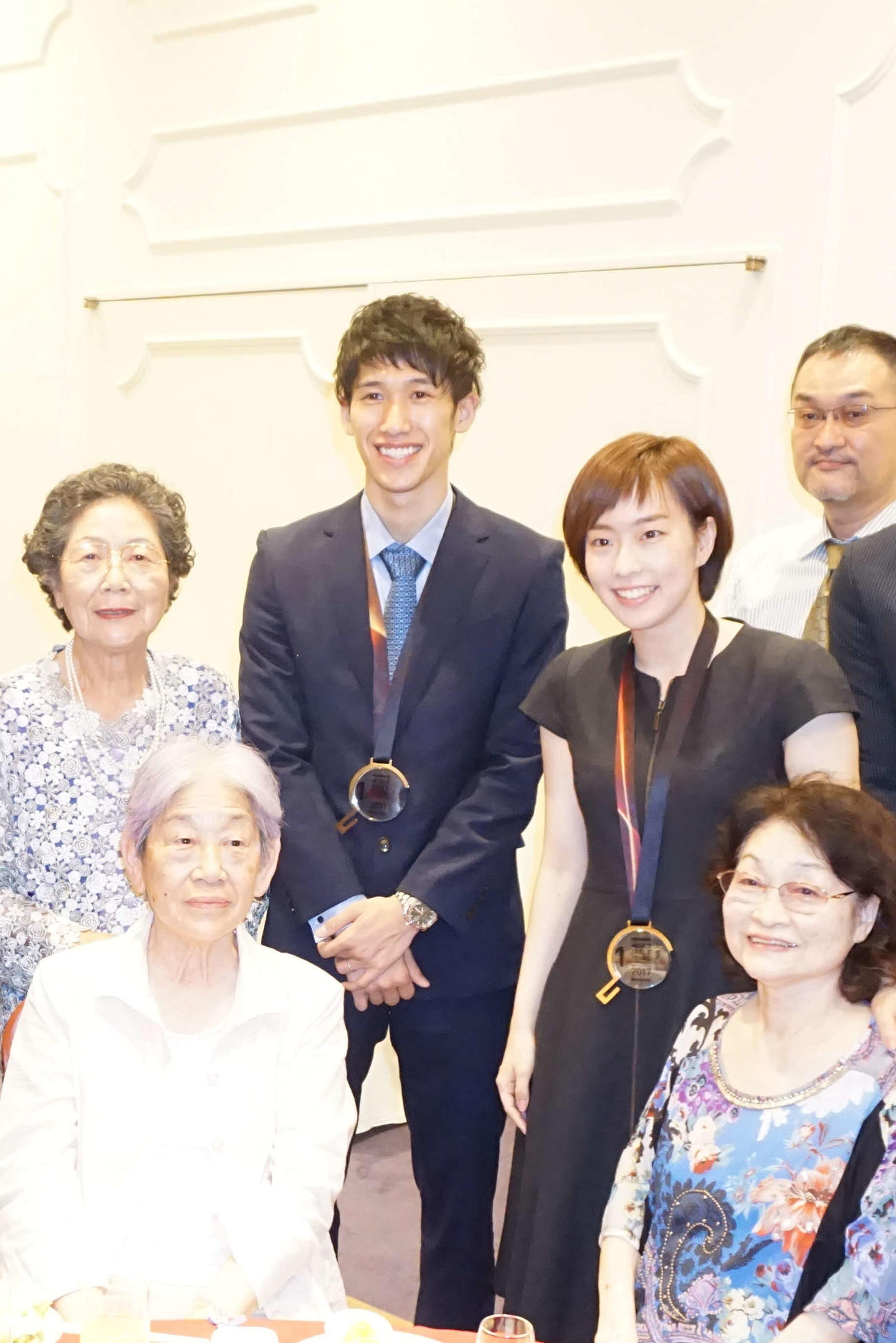 笑顔を見せる石川佳純さん（左から4人目）と吉村真晴（同3人目）。左から2人目は石川さんの祖母喬子さん（家族提供）