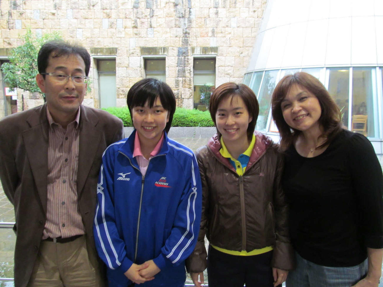 家族と写真に納まる石川佳純さん（左から3人目）。左から父公久さん、妹梨良さん、1人おいて母久美さん（家族提供）