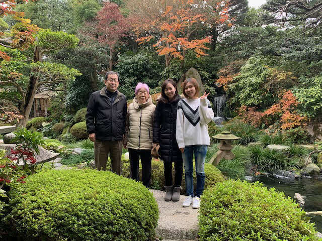 家族と写真に納まる石川佳純さん（左から3人目）。左から父公久さん、祖母喬子さん、1人おいて妹梨良さん（家族提供）