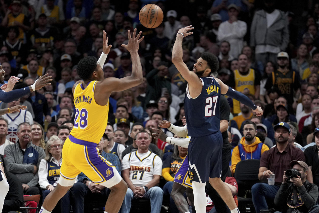 NBAプレーオフ、レイカーズ対ナゲッツ　ボールを奪いあうレイカーズ八村塁（左）（AP）