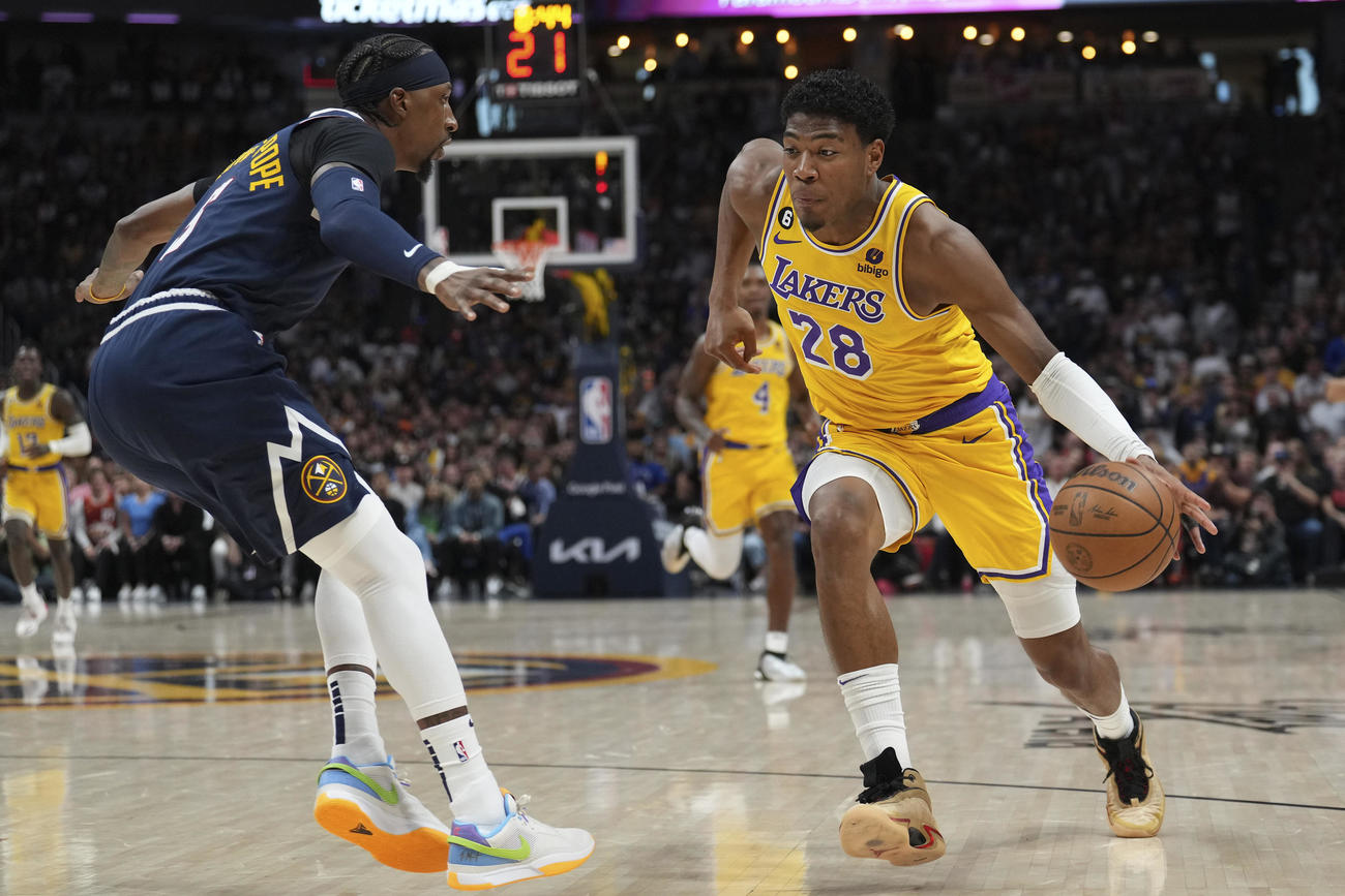 NBAプレーオフ、レイカーズ対ナゲッツ　攻め込むレイカーズ八村塁（右）（AP）