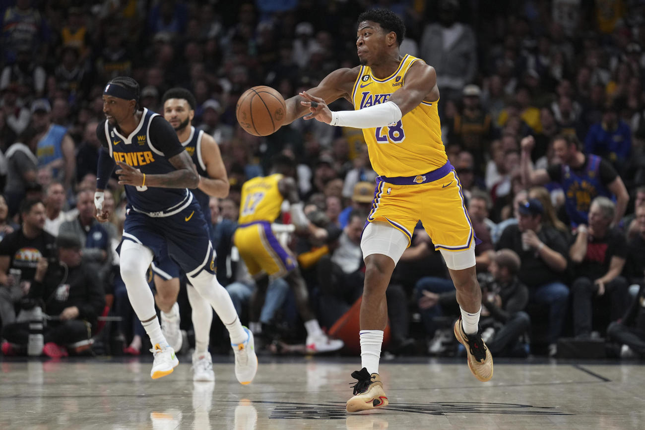 NBAプレーオフ、レイカーズ対ナゲッツ　パスを出すレイカーズ八村塁（AP）
