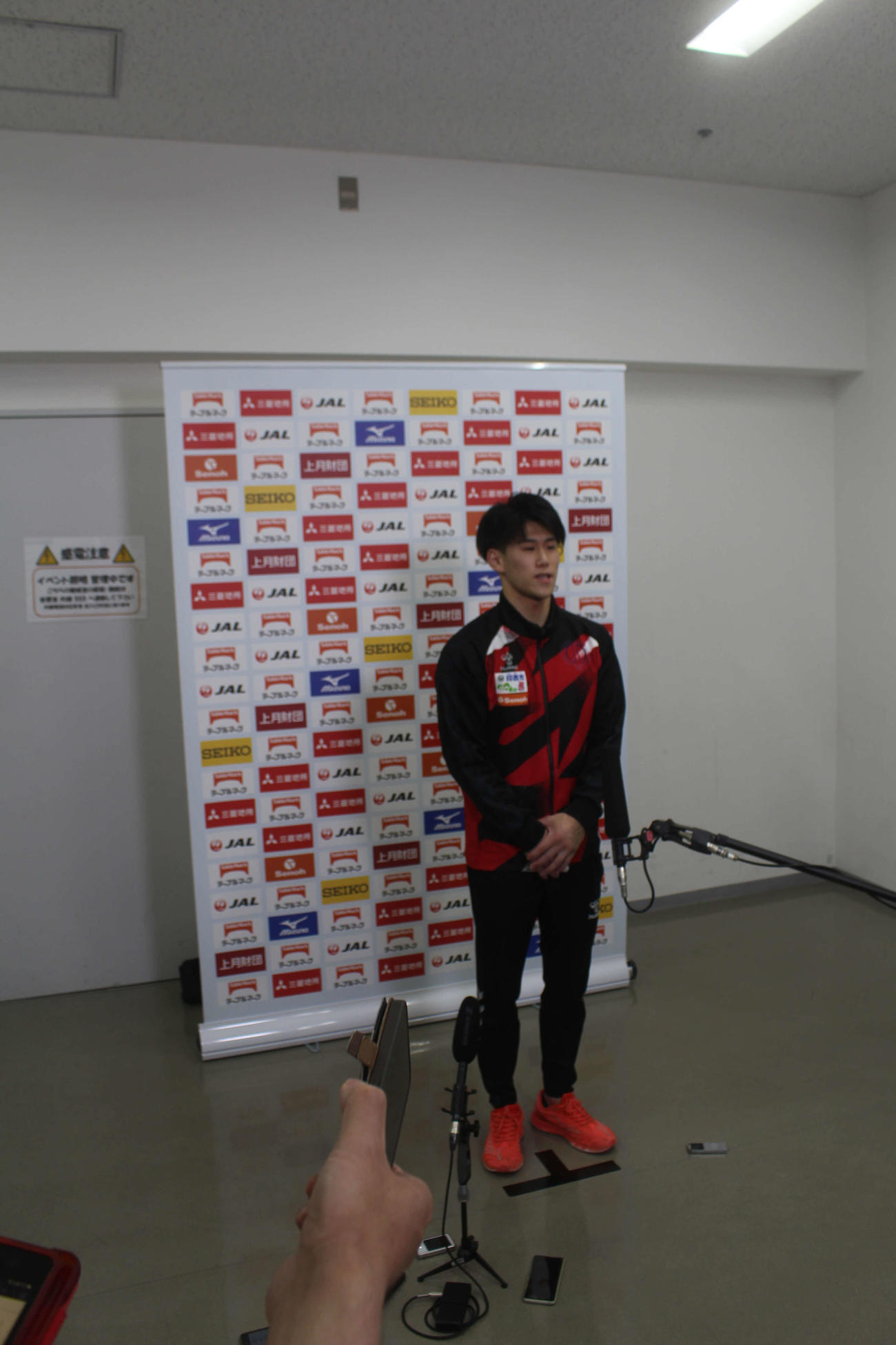 公式練習前にインタビューに応じた橋本