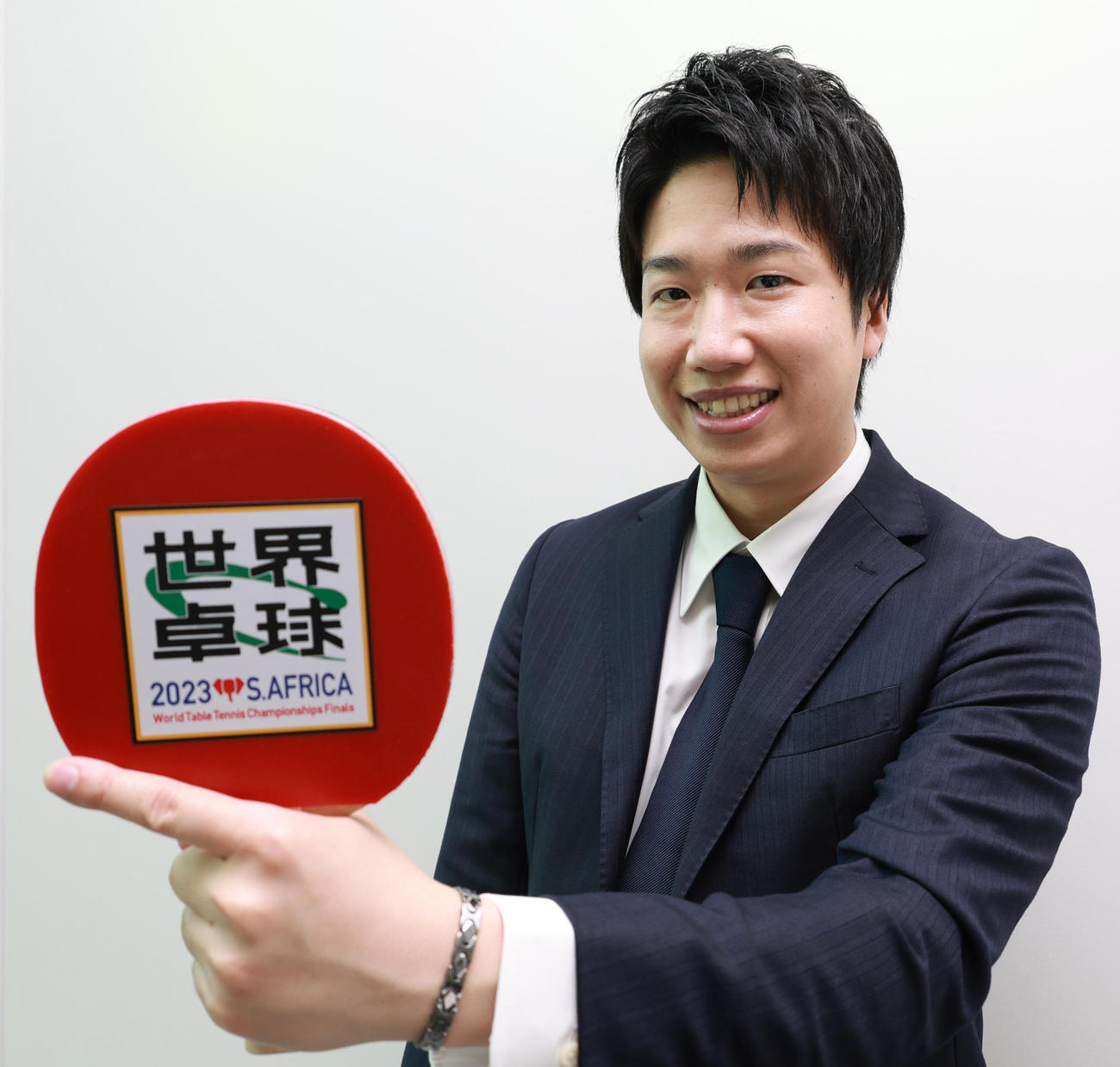 ラケットを手にポーズを決める世界卓球でアンバサダーを務める水谷隼氏（撮影・中島郁夫）