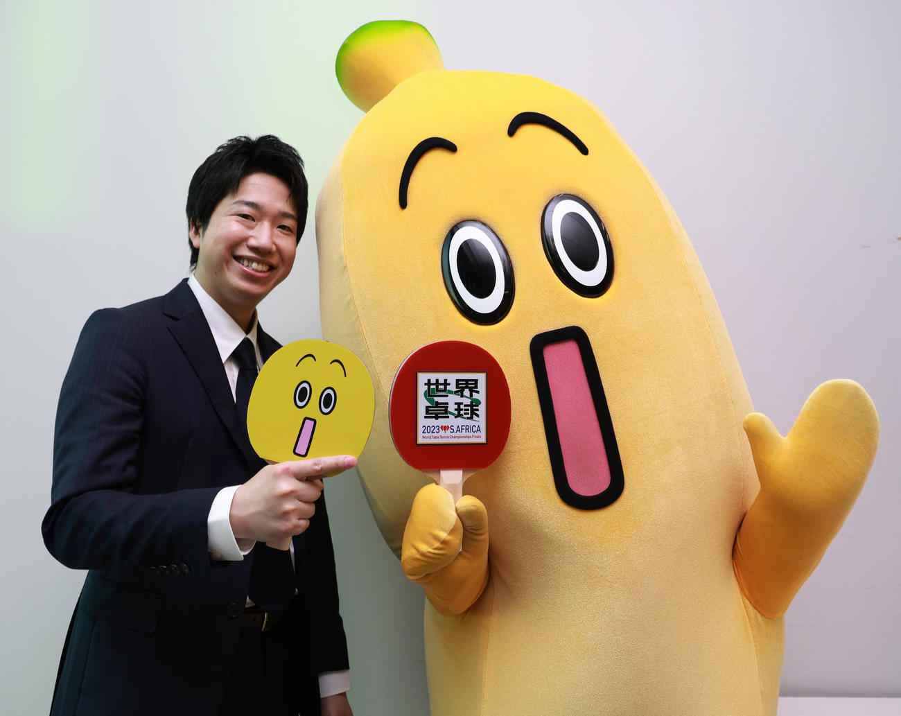 テレビ東京のマスコット「ナナナ」と記念撮影する世界卓球でアンバサダーを務める水谷隼氏（撮影・中島郁夫）