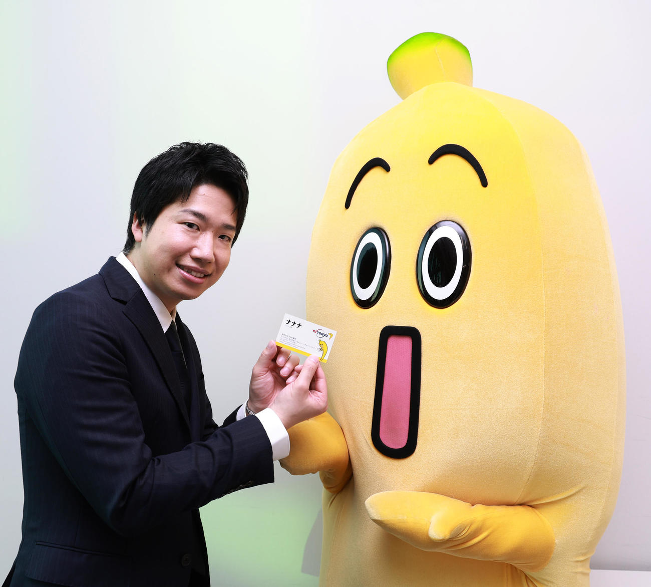 テレビ東京のマスコット「ナナナ」から名刺を受け取る世界卓球でアンバサダーを務める水谷隼氏（撮影・中島郁夫）