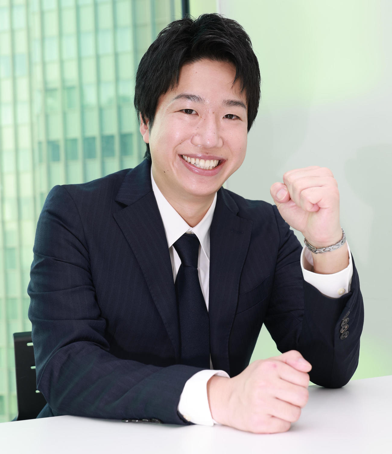 ガッツポーズする世界卓球でアンバサダーを務める水谷隼氏（撮影・中島郁夫）