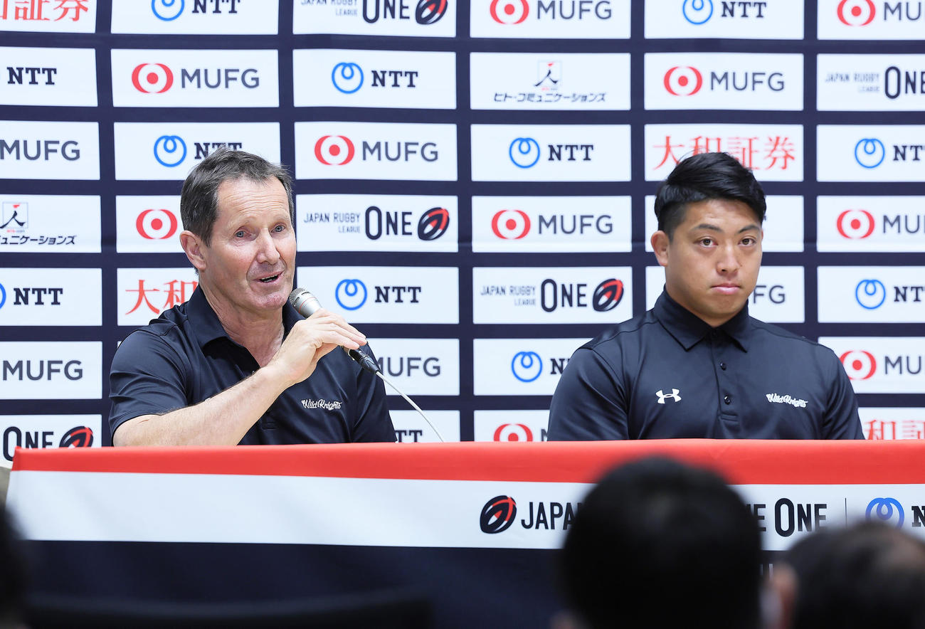 決勝戦を前に意気込みを語った埼玉のディーンズ監督（左）とHO坂手（撮影・足立雅史）