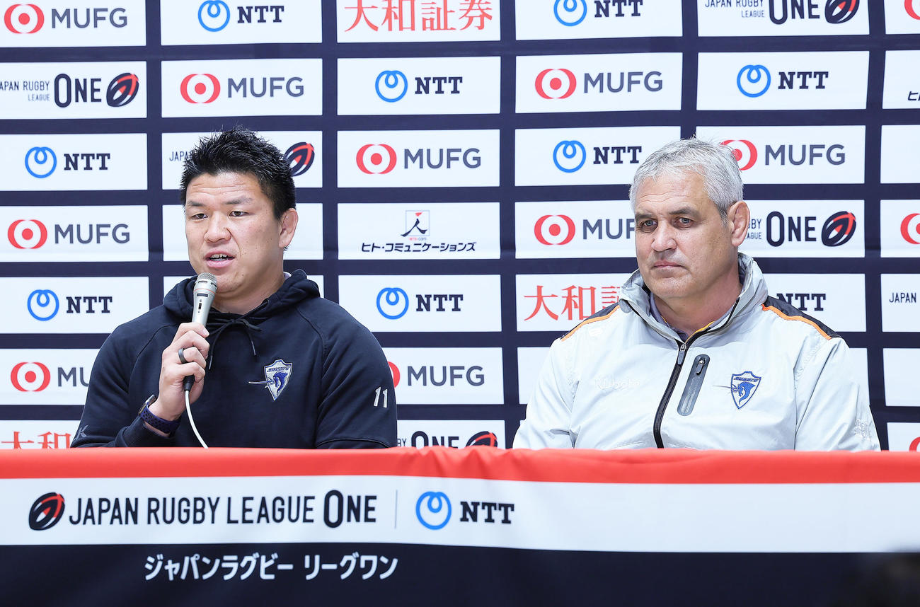 決勝戦に向け意気込みを語る東京ベイCTB立川（左）。右はルディケ監督（撮影・足立雅史）