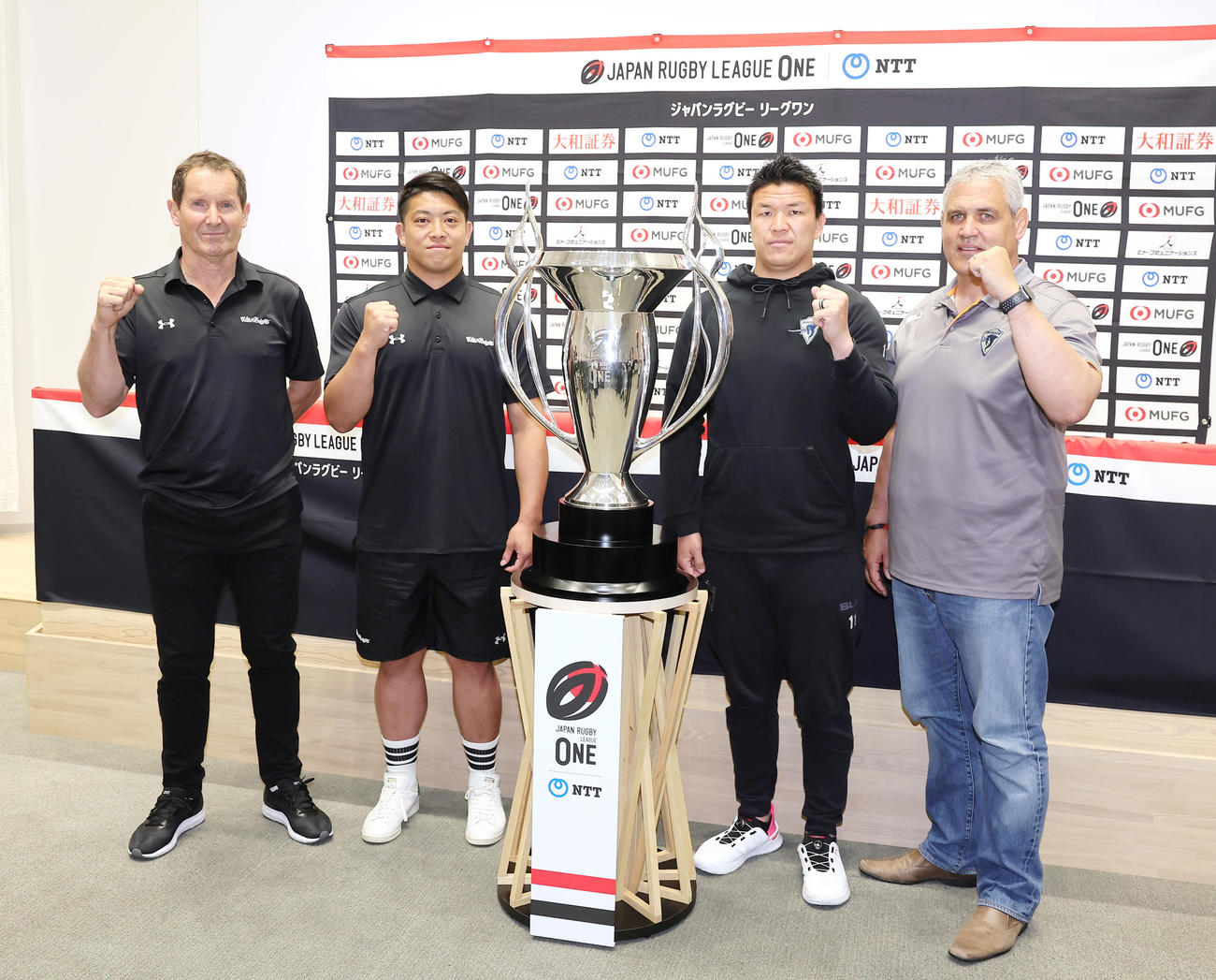 決勝戦を前に意気込みを語った、左から埼玉のディーンズ監督、HO坂手、東京ベイのCTB立川、ルディケ監督（撮影・足立雅史）