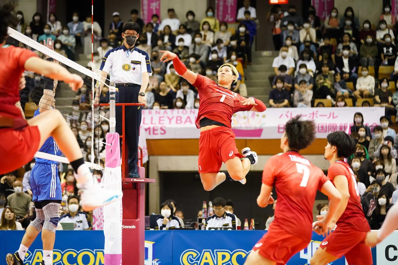 中国との親善試合でスパイクを放つ西田（C)JVA