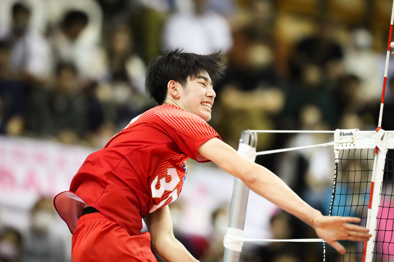 中国との親善試合でスパイクを放つ甲斐（C)JVA