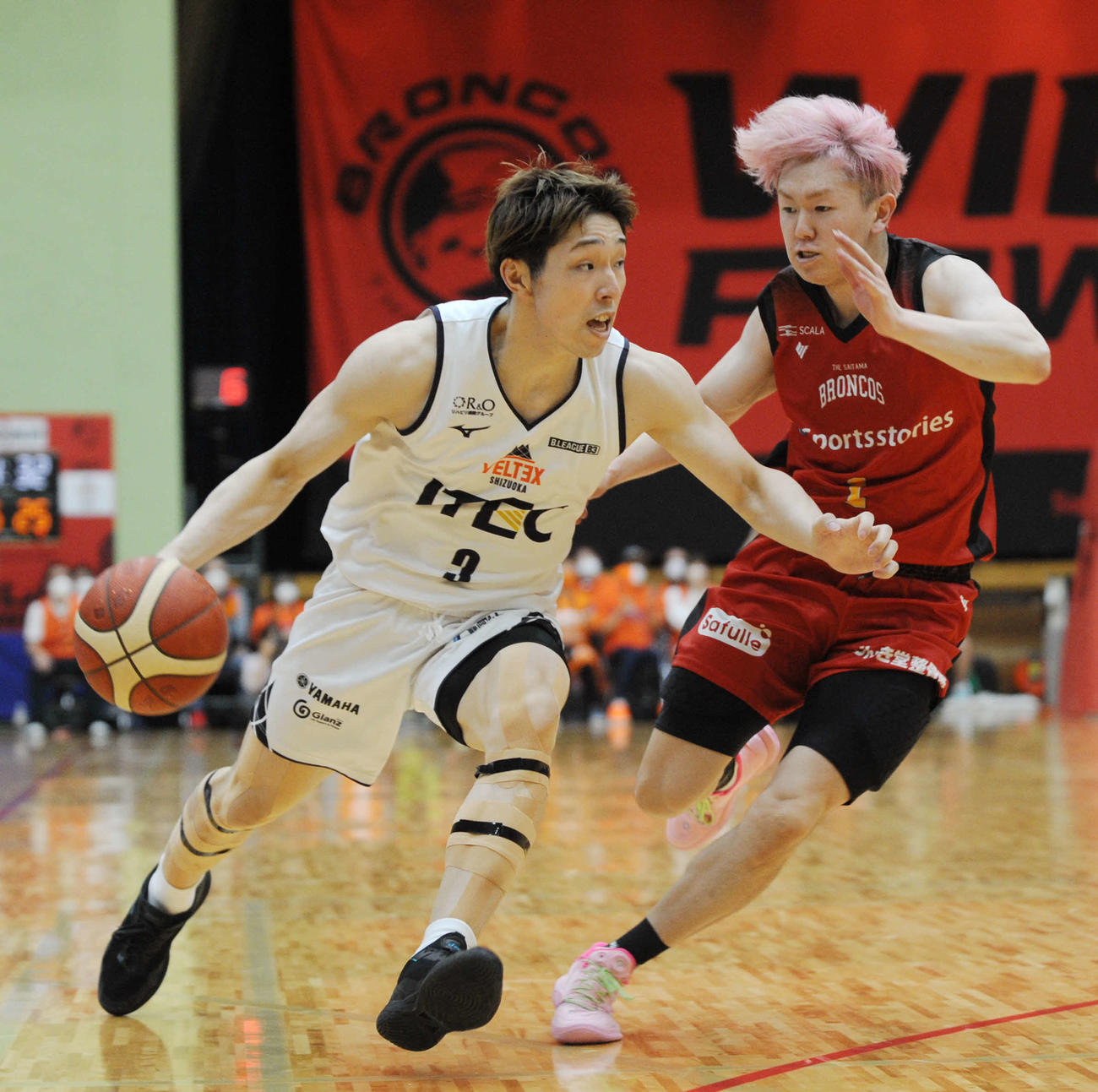 ドリブルで切り込むベルテックス静岡PG岡田（左）　　　　
