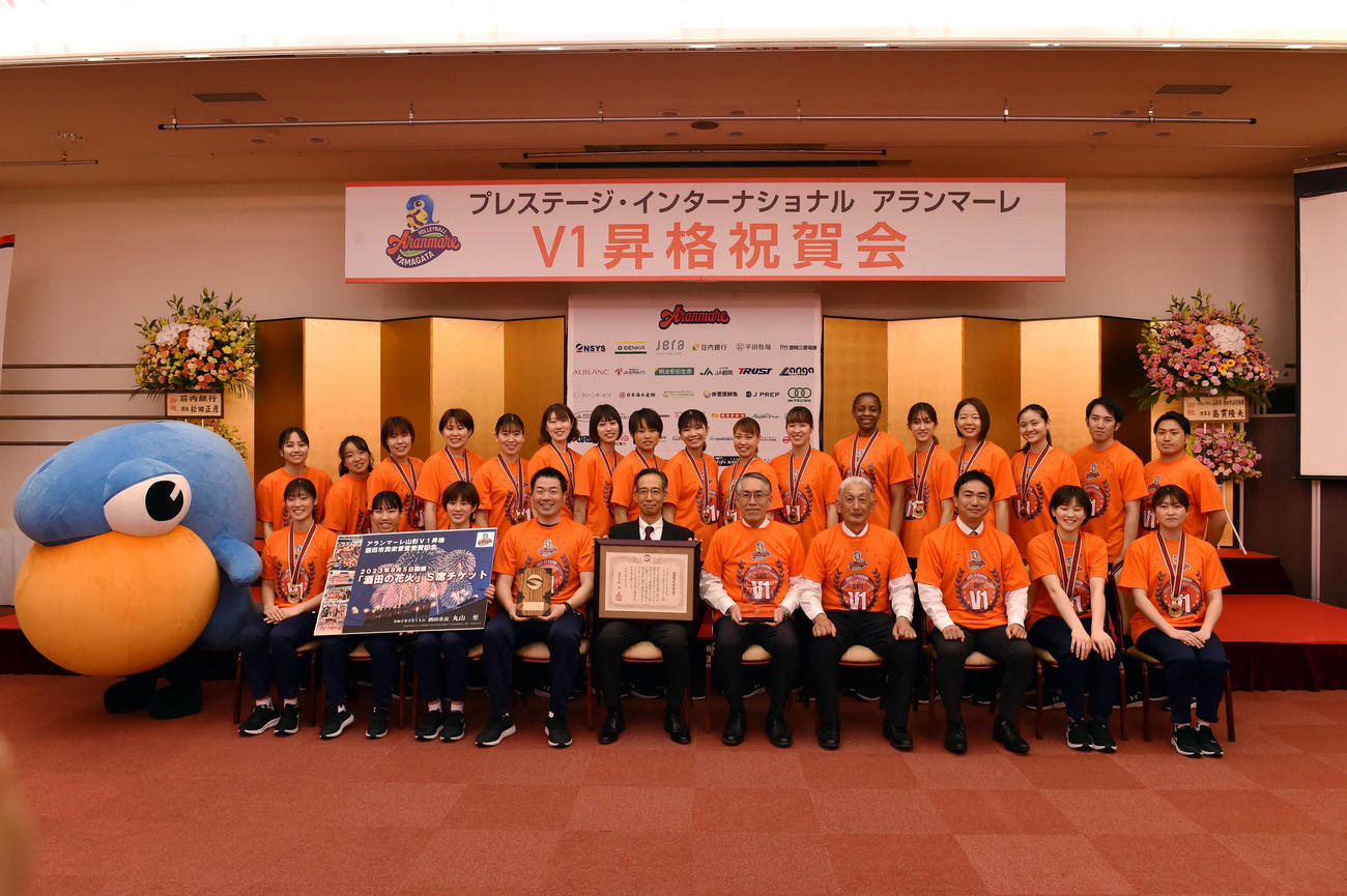 アランマーレ山形V1昇格祝賀会で笑顔で記念撮影する北原監督（前列左から4人目）ら