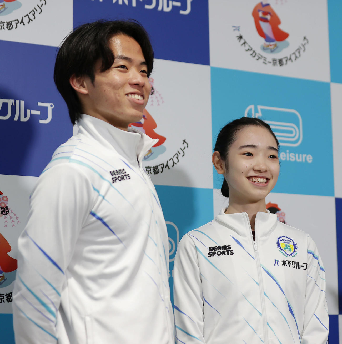 合同キャンプの練習後、囲み取材に応じる長岡（右）と森口ペア（撮影・前田充）