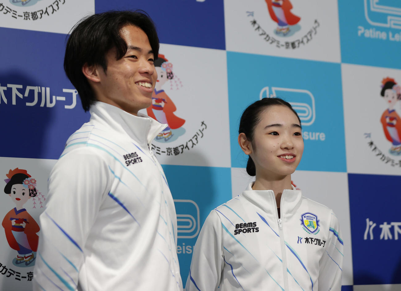 合同キャンプの練習後、囲み取材に応じる長岡（右）と森口ペア（撮影・前田充）