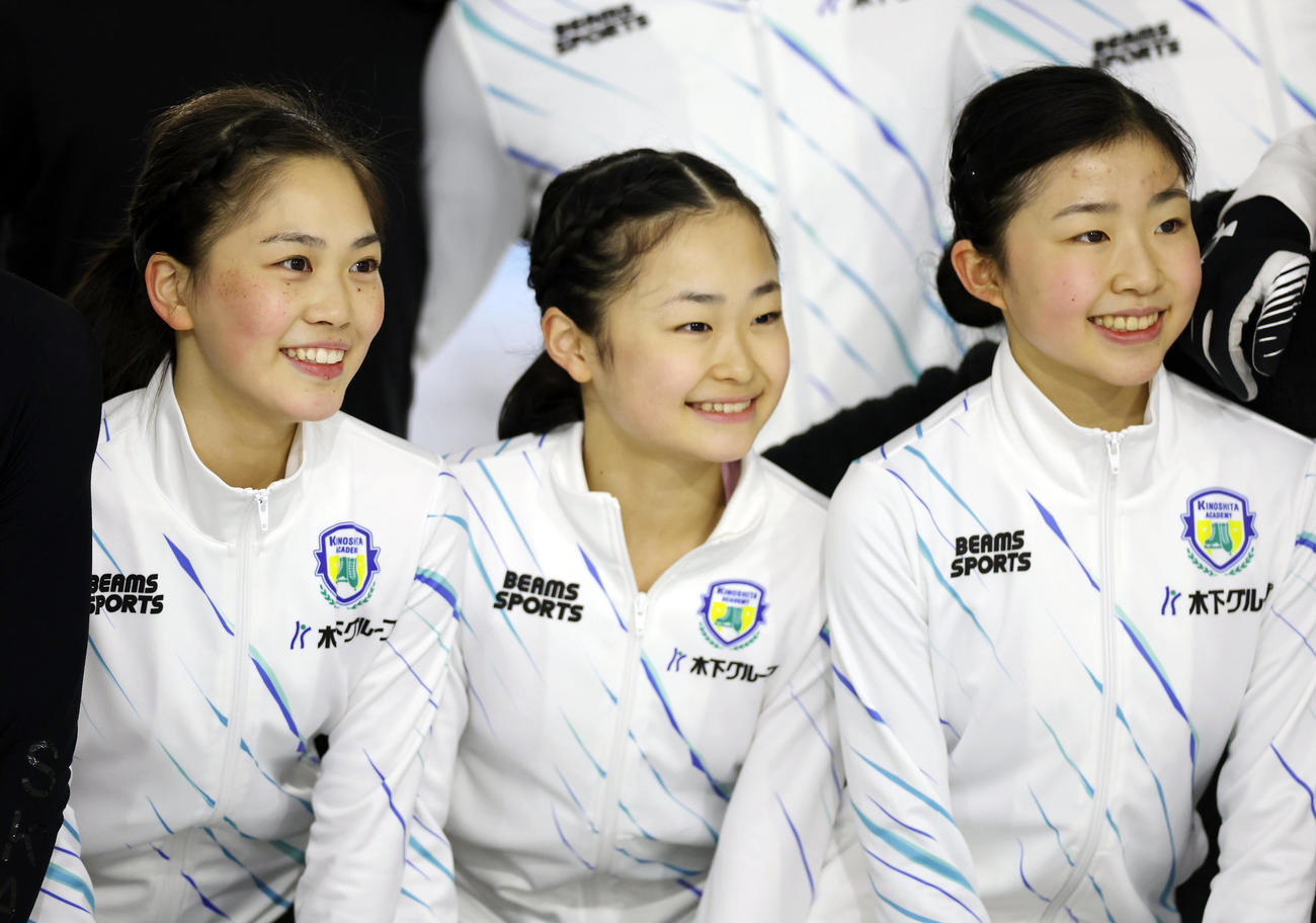 笑顔で記念撮影に納まる、左から吉田、島田、千葉（撮影・前田充）