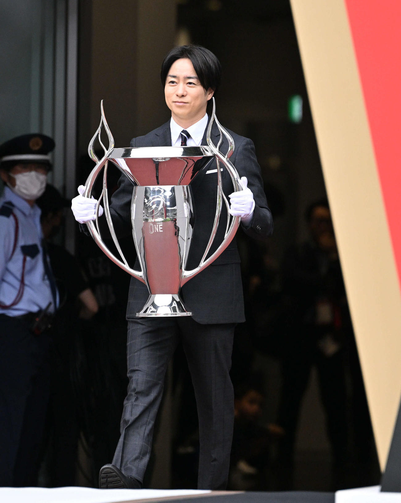 埼玉対東京ベイ　試合前のトロフィーセレモニーに臨む櫻井翔（撮影・滝沢徹郎）