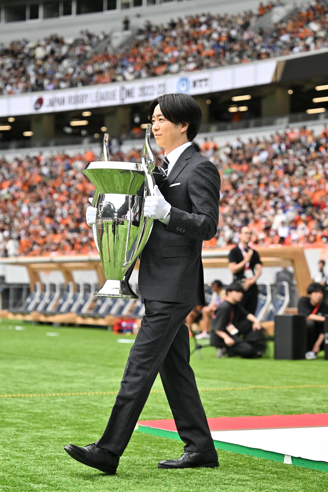 埼玉対東京ベイ　試合前のトロフィーセレモニーに臨む櫻井翔（撮影・滝沢徹郎）