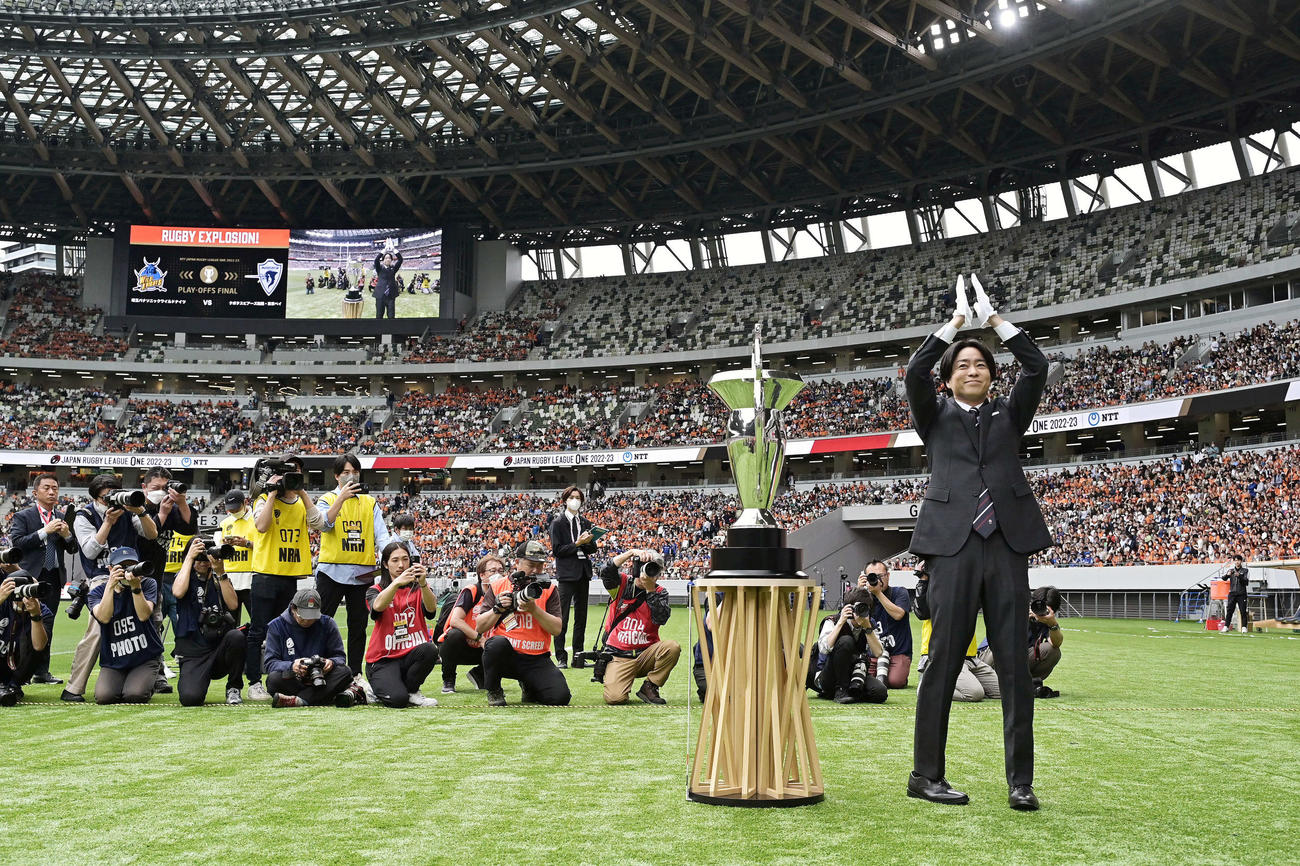埼玉対東京ベイ　試合前のトロフィーセレモニーを終えサポーターに拍手を送る櫻井翔（撮影・滝沢徹郎）