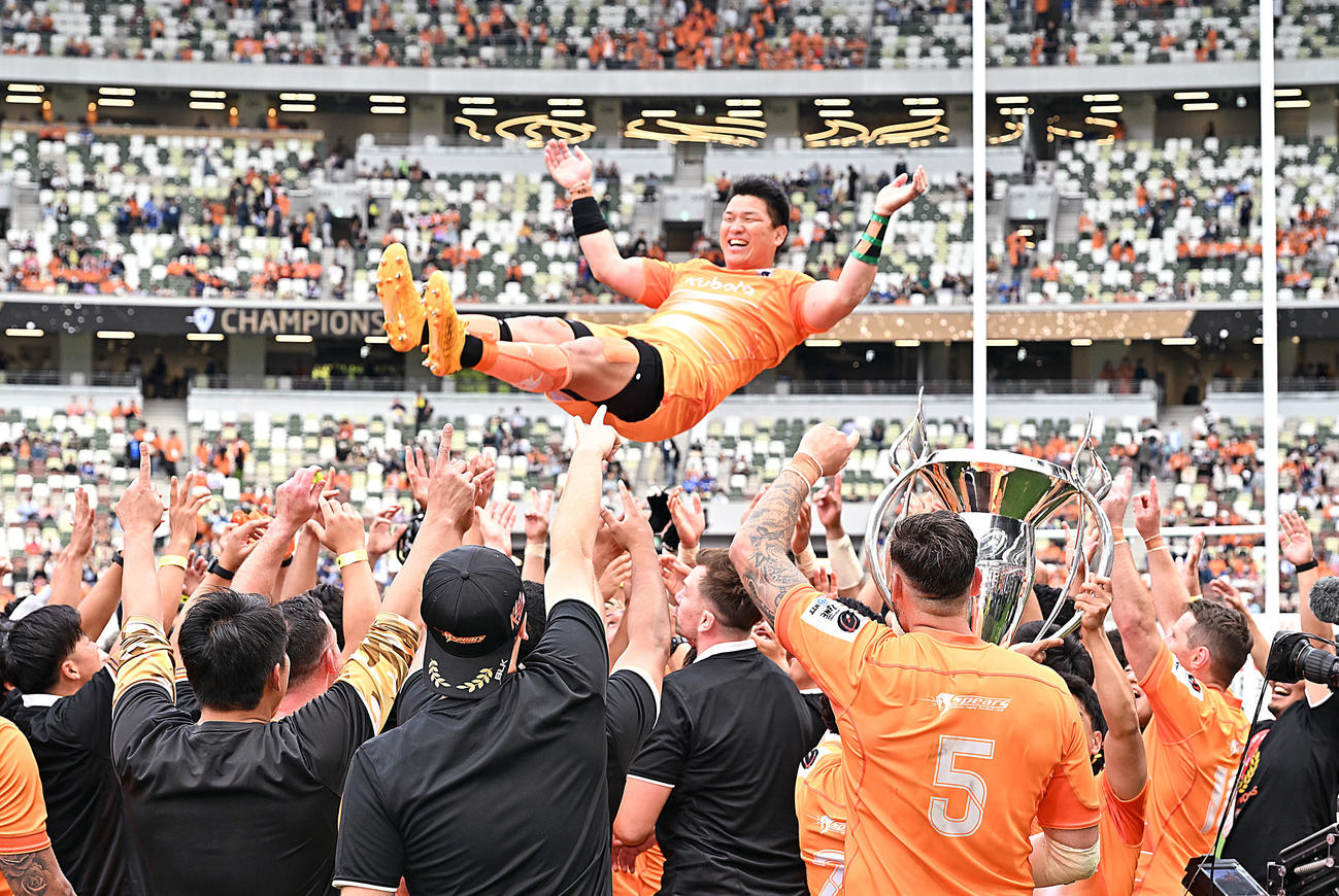 埼玉対東京ベイ　優勝を決め胴上げされる東京ベイCTB立川（撮影・滝沢徹郎）