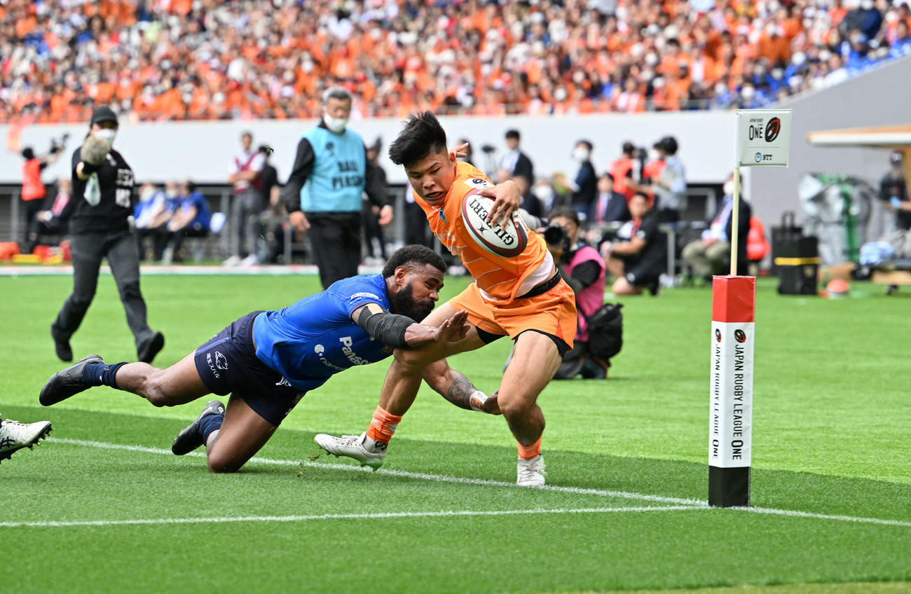 埼玉対東京ベイ　前半、東京ベイWTB木田晴斗（右）はトライを狙うも埼玉WTBマリカ・コロインベテに阻まれる（撮影・滝沢徹郎）