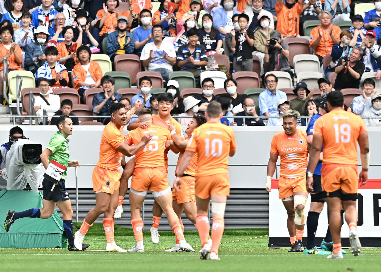 埼玉対東京ベイ　後半、トライを決めた東京ベイWTB木田（左から3人目）はチームメートから祝福される（撮影・滝沢徹郎）