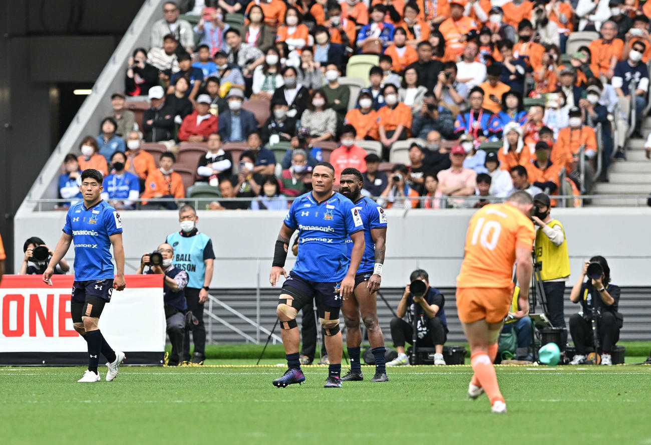 埼玉対東京ベイ　後半、ペナルティーゴールを蹴る東京ベイのSOバーナード・フォーリー（手前）を見つめる埼玉SO松田（左）ら（撮影・滝沢徹郎）