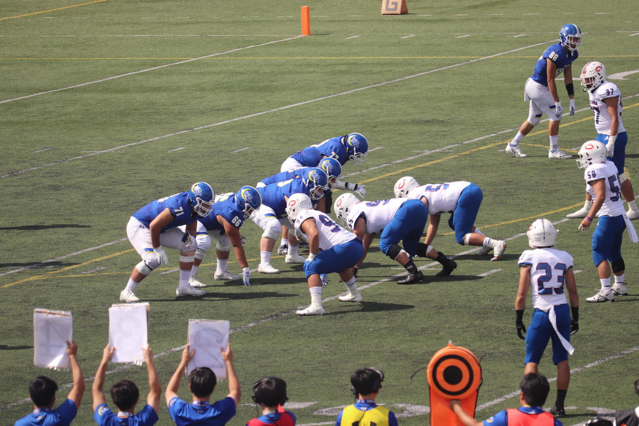 構える青ジャージーの関学大と白ジャージーの中大（撮影・竹本穂乃加）