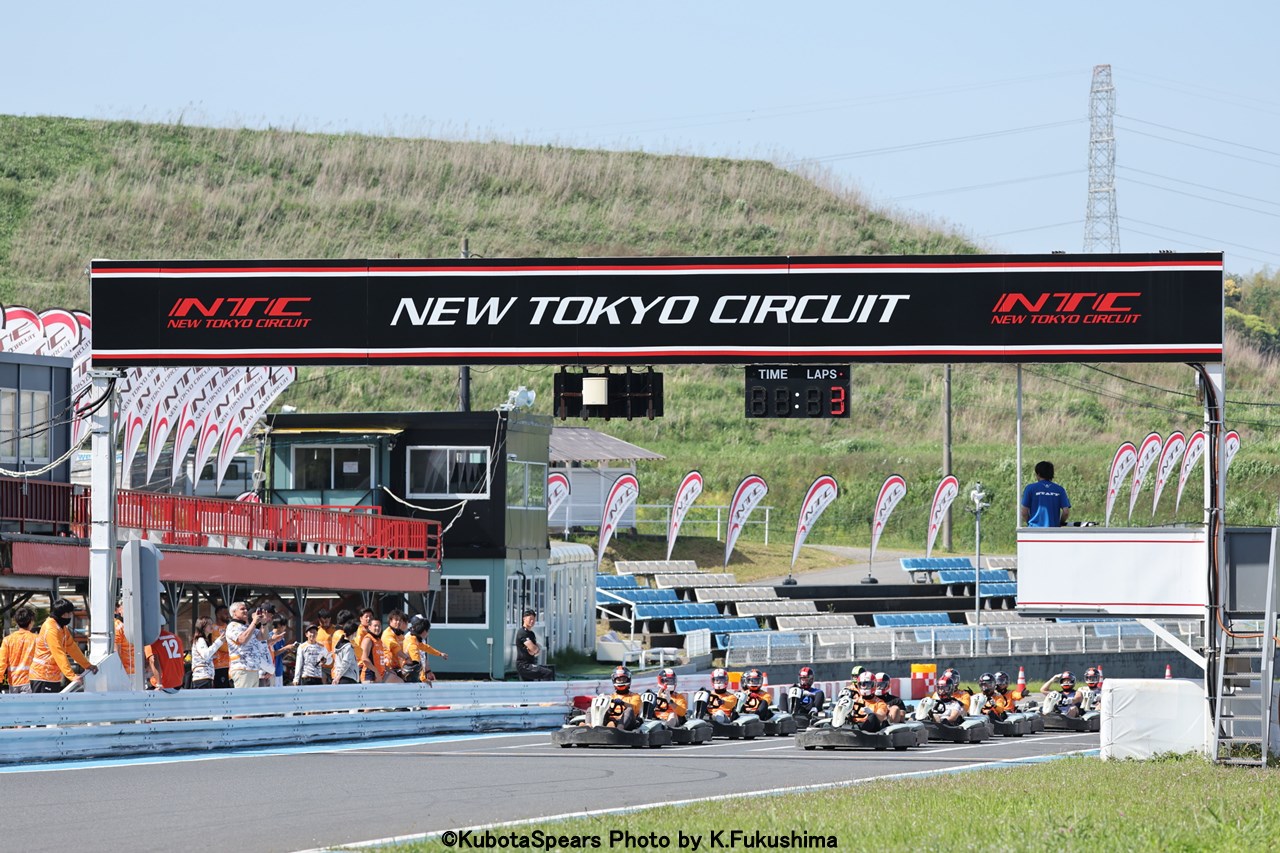 5月の千葉・市原合宿で東京ベイが行ったゴーカート大会でスタート準備する選手たち（チーム提供）