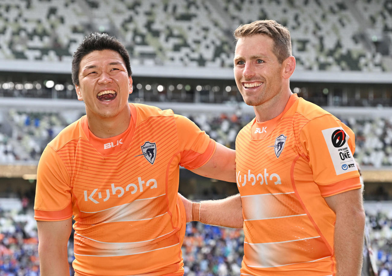 埼玉対東京ベイ　試合後、笑顔を見せる東京ベイCTB立川（左）とSOフォーリー（撮影・滝沢徹郎）
